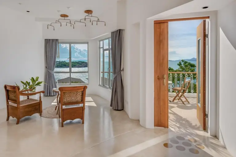 Loungebereich mit Aussicht im Ampersand Resort Koh Samui