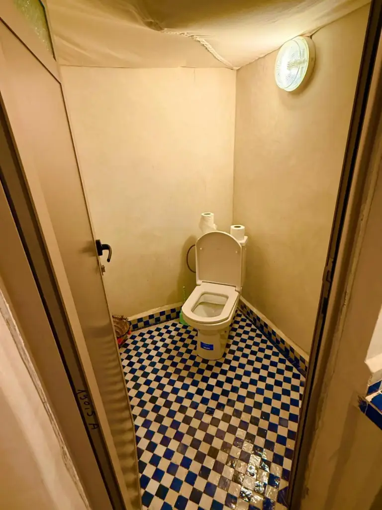Intérieur de la salle de bain au camp de luxe Amrad à Merzouga