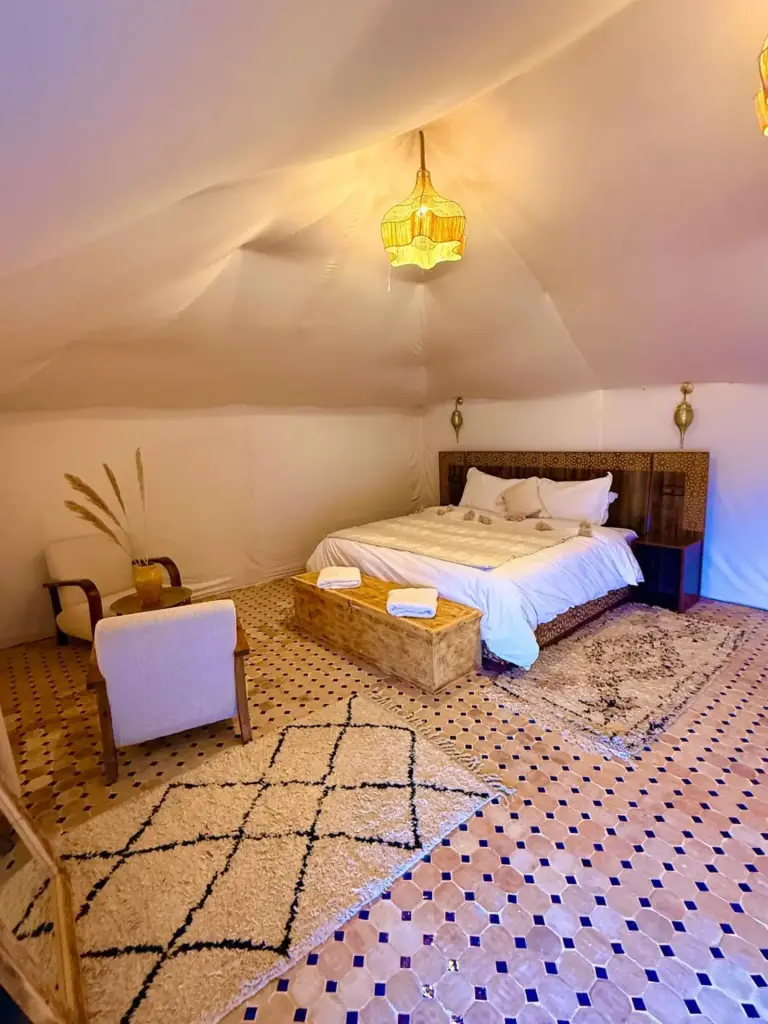 Chambre tente spacieuse au Amrad luxury camp à Merzouga
