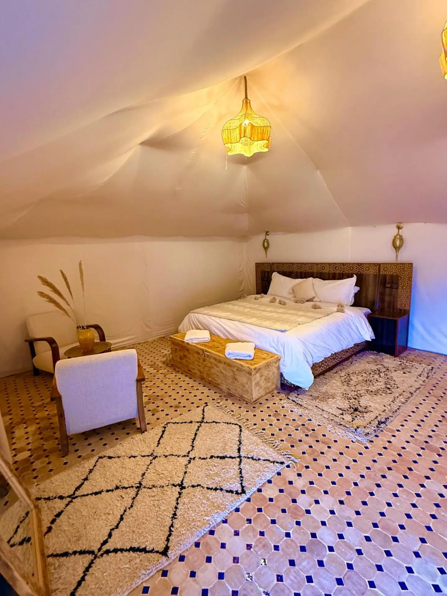 Chambre tente spacieuse au Amrad luxury camp à Merzouga
