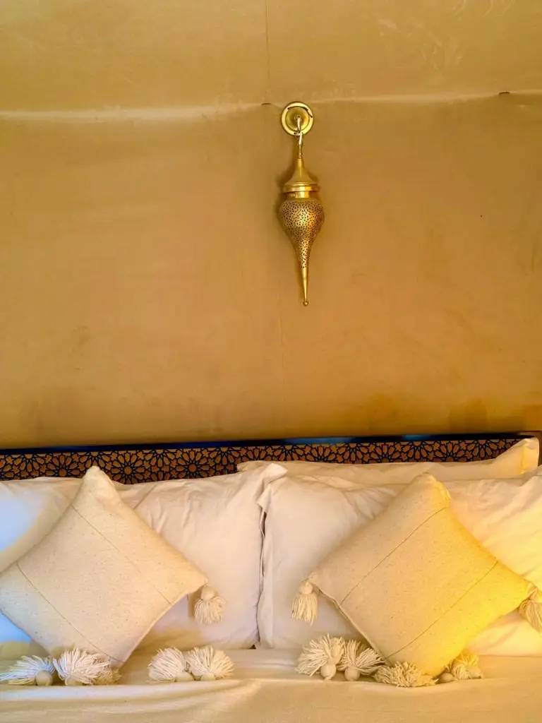 Stylish bedside dans une tente au camp de luxe Amrad à Merzouga