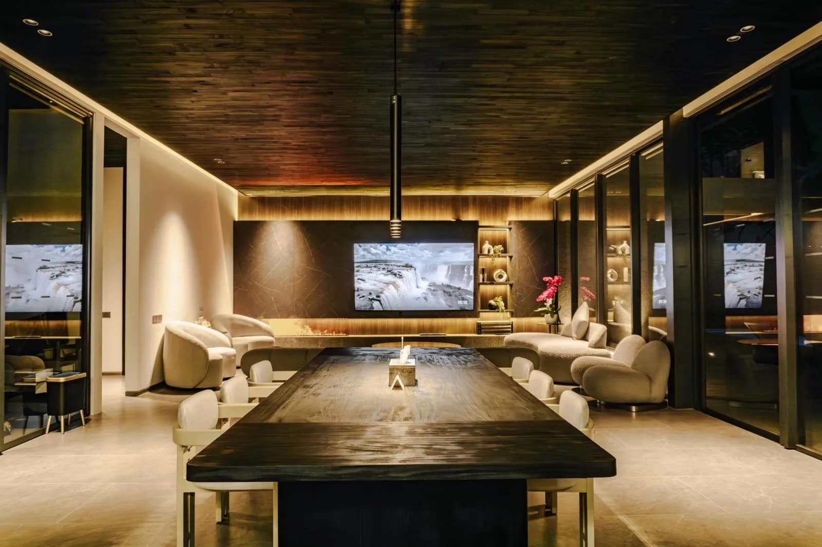 Comedor con diseño moderno en Amulya Luxury Villa