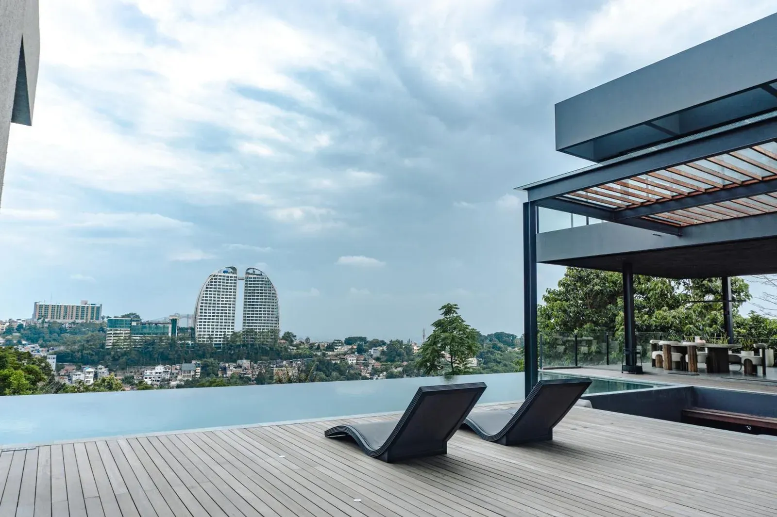 Área de lounge en la terraza de Amulya Luxury Villa