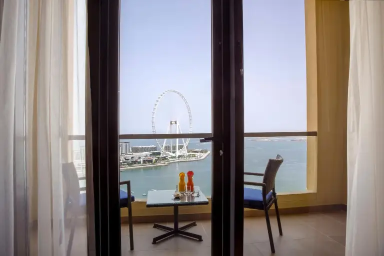 Balkon mit Aussicht im Amwaj Rotana, Dubai