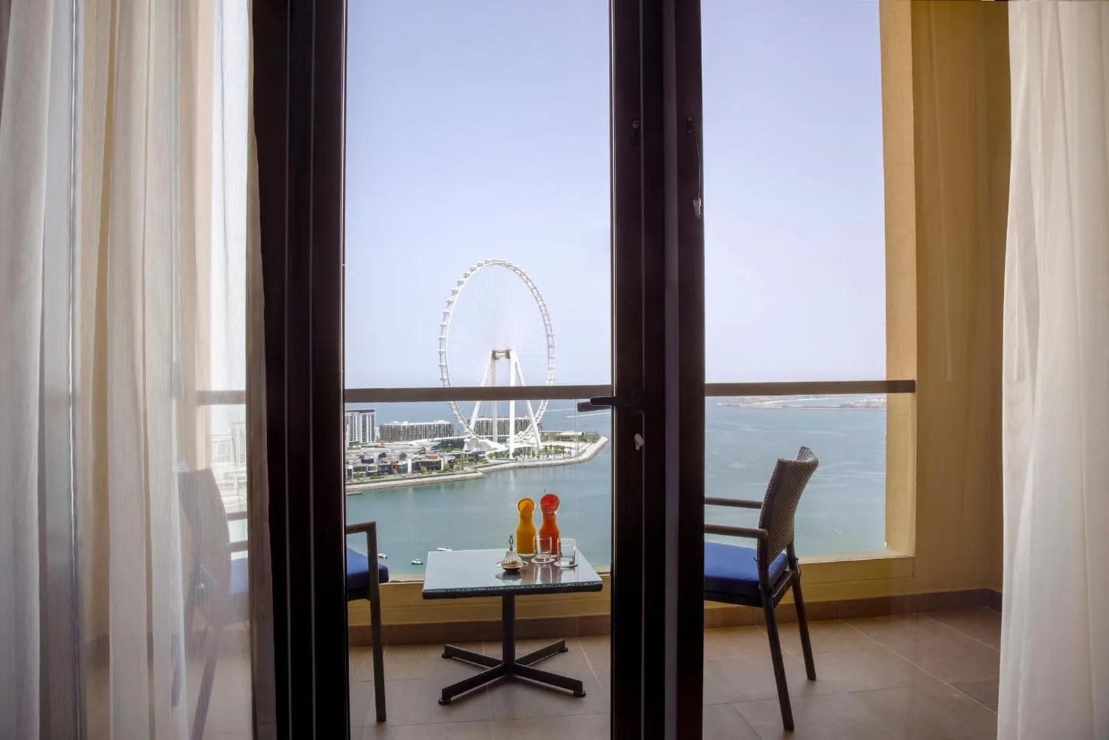 Balkon mit Aussicht im Amwaj Rotana, Dubai