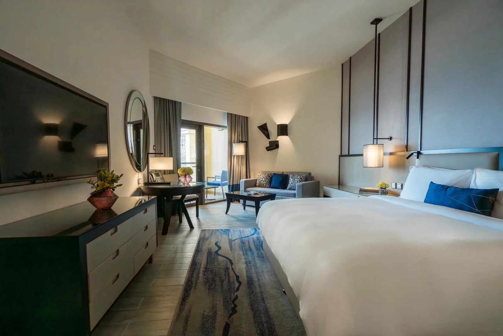 Geräumiges King-Zimmer im Amwaj Rotana, Dubai
