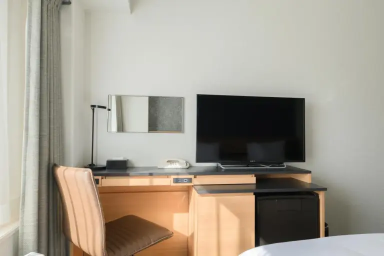 Espacio de trabajo en la habitación de huéspedes en ANA Crowne Plaza Sapporo