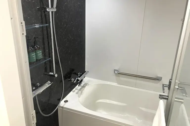 Instalaciones de ducha modernas en ANA Crowne Plaza Sapporo