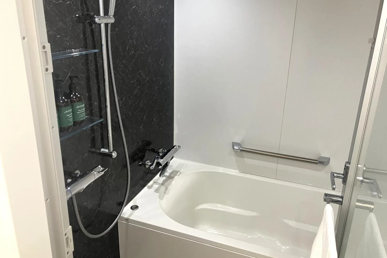 Instalaciones de ducha modernas en ANA Crowne Plaza Sapporo