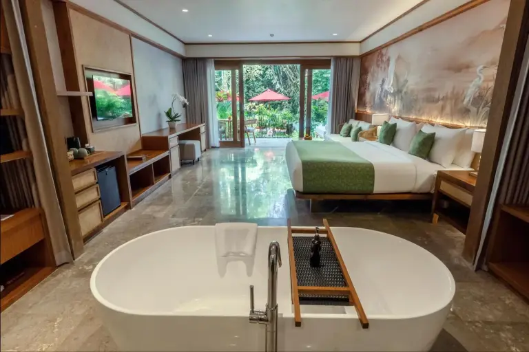 salle de bains luxueuse de AnandaDara Ubud Resort & Spa avec vue