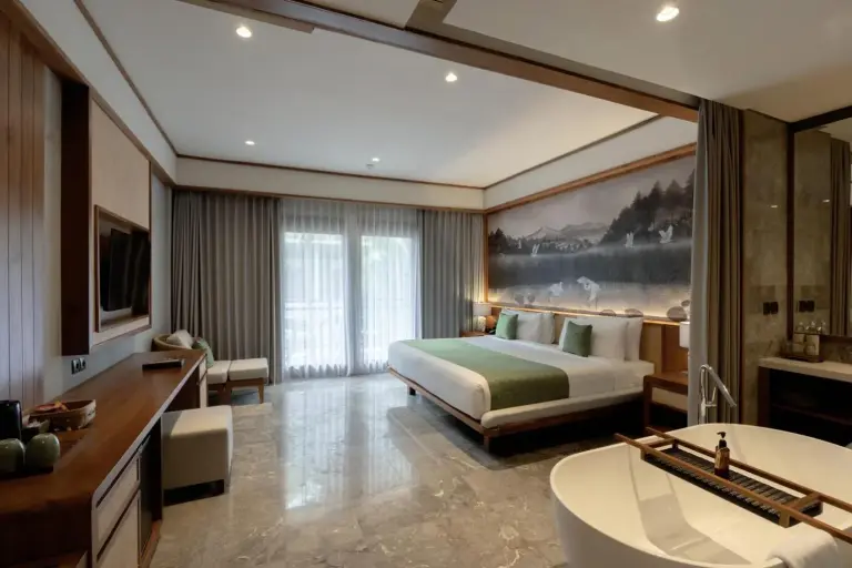 Deluxe Suite élégante de AnandaDara Ubud Resort & Spa avec balcon