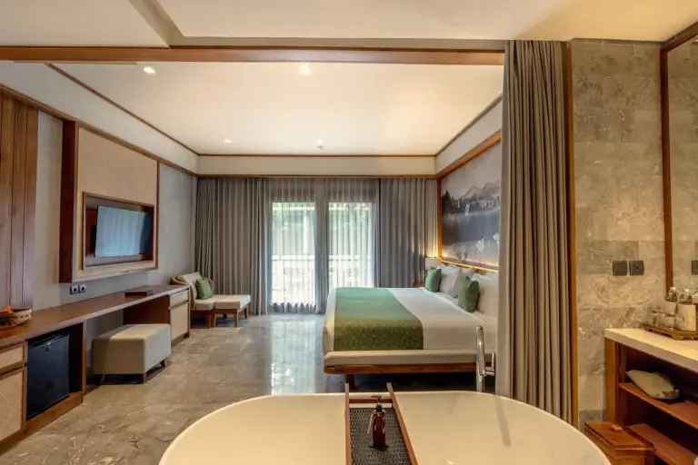 vue d’ensemble de la Deluxe Suite de AnandaDara Ubud Resort & Spa avec balcon