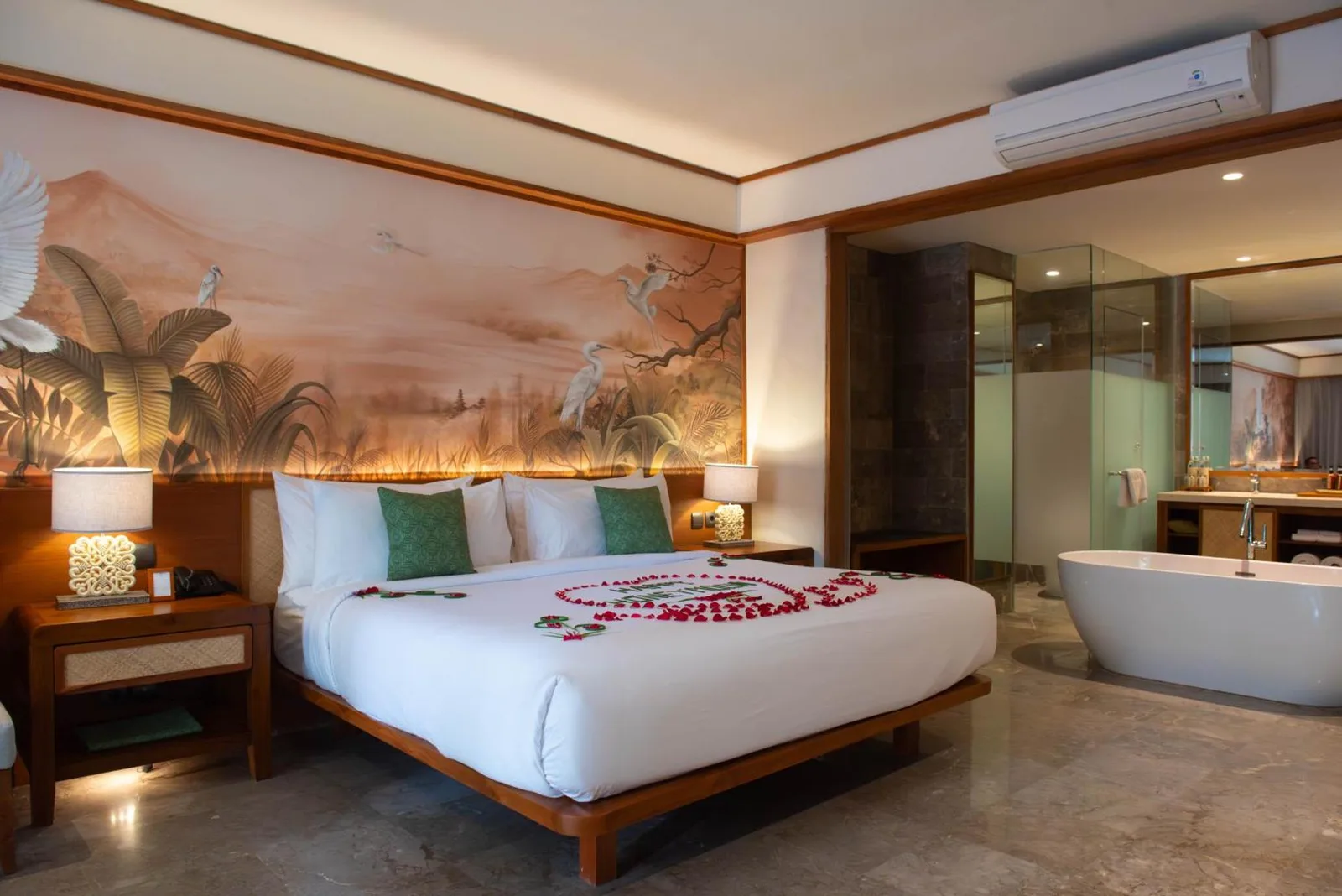 chambre de AnandaDara Ubud Resort & Spa avec arrangement floral romantique