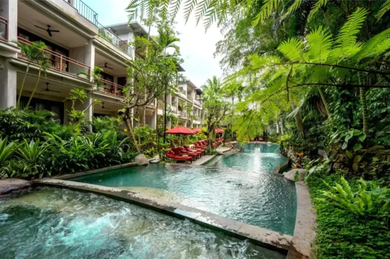 piscine de AnandaDara Ubud Resort & Spa entourée d’une végétation luxuriante