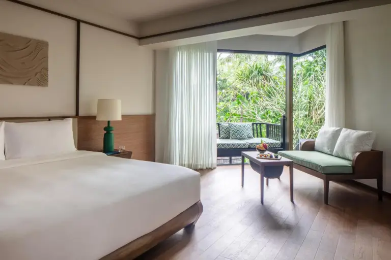 Anantara Bophut Koh Samui Resort – hotel de Koh Samui, Tailandia – una habitación de hotel con dos camas y una ventana en Anantara Bophut Koh Samui Resort en Bophut