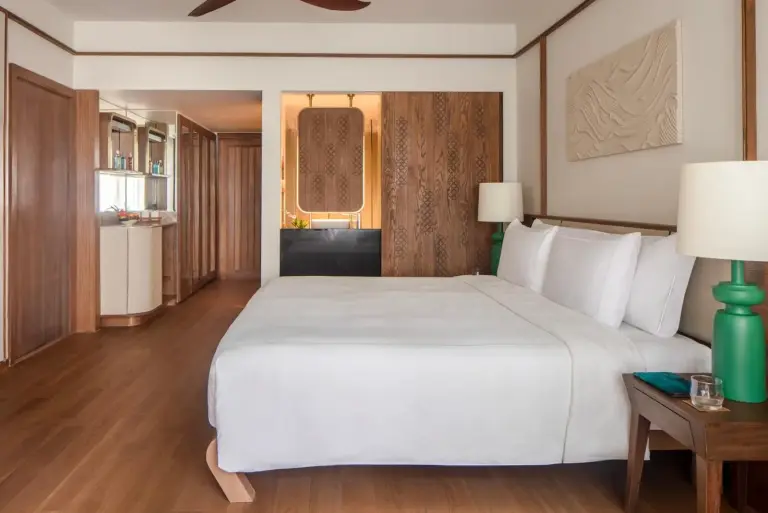 Anantara Bophut Koh Samui Resort – hotel de Koh Samui, Tailandia – una gran cama blanca en una habitación de hotel en Anantara Bophut Koh Samui Resort en Bophut