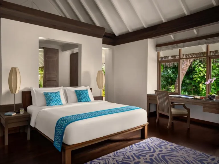 Chambre dans une villa à Anantara Dhigu Maldives Resort avec une atmosphère sereine