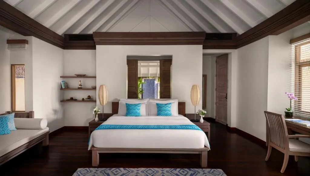 Intérieur d'une villa de luxe à l'Anantara Dhigu Maldives Resort avec une décoration moderne