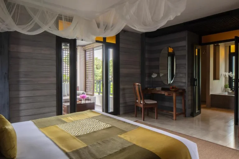 Habitación de huésped del Anantara Lawana Koh Samui Resort con balcón