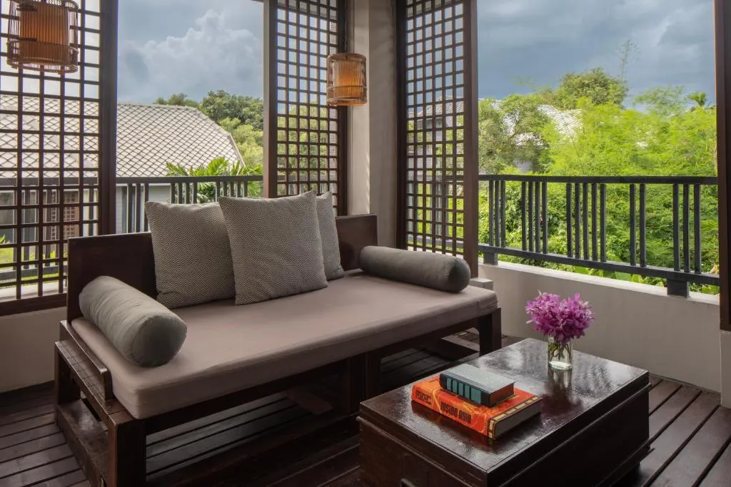 Balcón del Anantara Lawana Koh Samui Resort con asientos y decoración