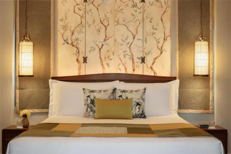 Cama elegante del Anantara Lawana Koh Samui Resort con decoración