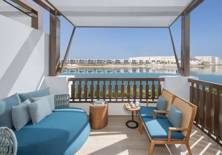 Área de asientos en el balcón privado en Anantara Mina Ras Al Khaimah Resort.