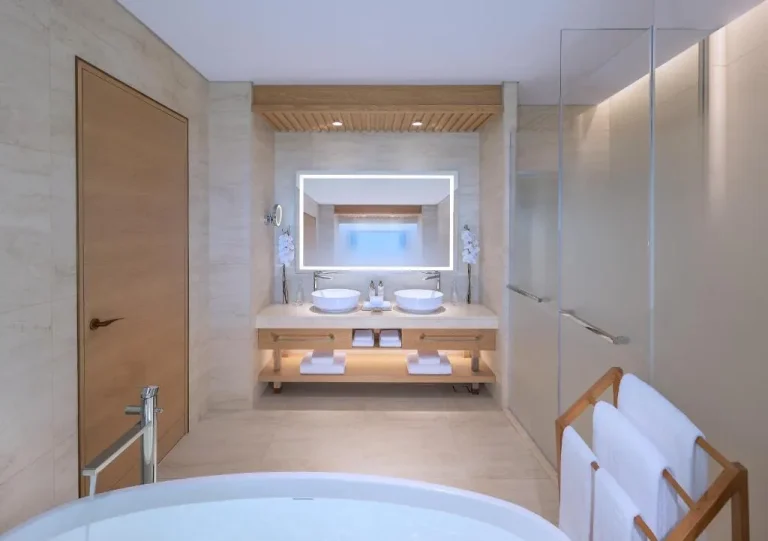 Baño elegante en Anantara Mina Ras Al Khaimah Resort.