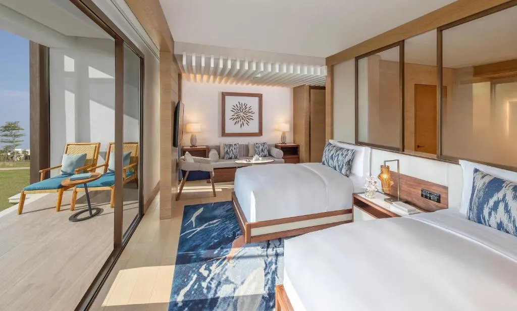 Habitación de huésped elegante en Anantara Mina Ras Al Khaimah Resort.