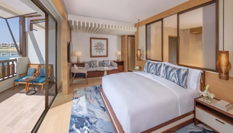 Habitación moderna de huésped en Anantara Mina Ras Al Khaimah Resort.