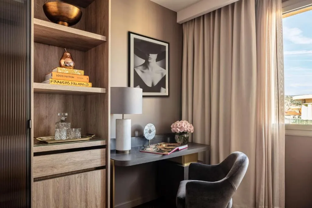Anantara Plaza Nice Hotel desk area with decor