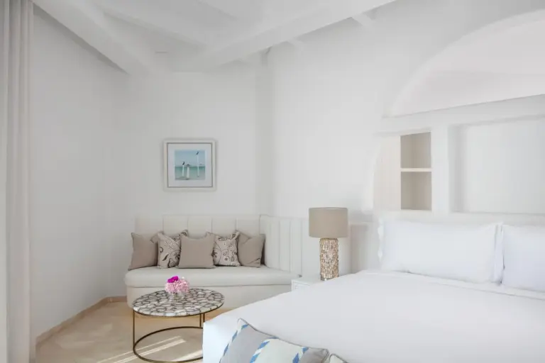 Gemütlicher Loungebereich in einem Gästezimmer im Anantara Retreat Santorini Abu Dhabi - Nur für Erwachsene
