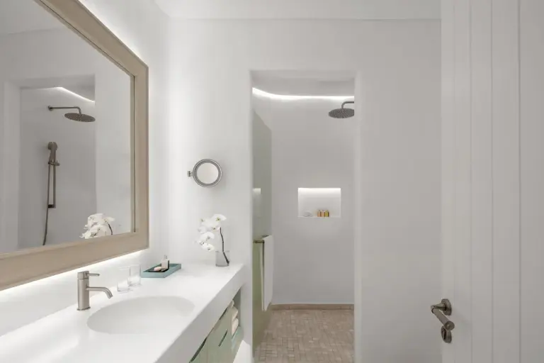 Modern bathroom in Anantara Retreat Santorini Abu Dhabi - Adults Only
