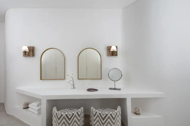 Waschtischbereich im Badezimmer des Anantara Retreat Santorini Abu Dhabi - Nur für Erwachsene