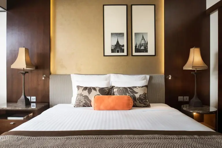 Ropa de cama cómoda en la habitación de huéspedes de Anantara Riverside Bangkok Resort