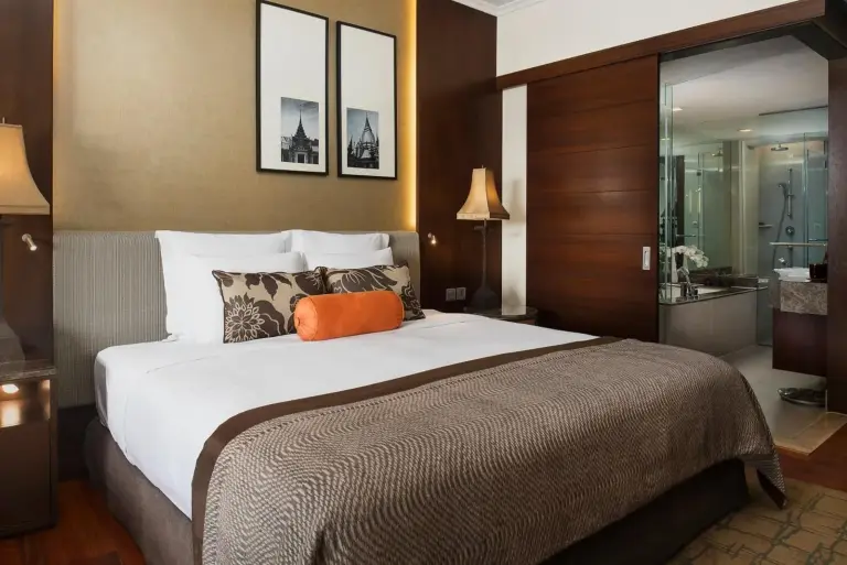 Acogedora habitación de huéspedes en Anantara Riverside Bangkok Resort