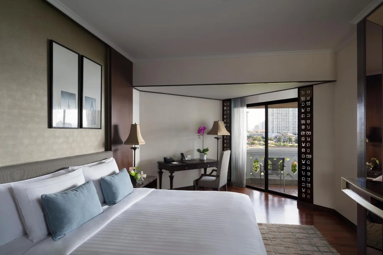 Suite elegante en Anantara Riverside Bangkok Resort