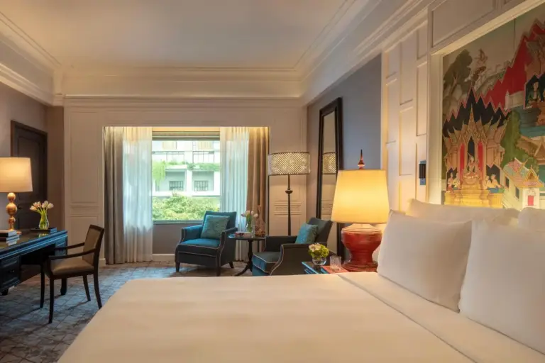 Anantara Siam Bangkok Hotel Inviting Guest Space with ample lighting