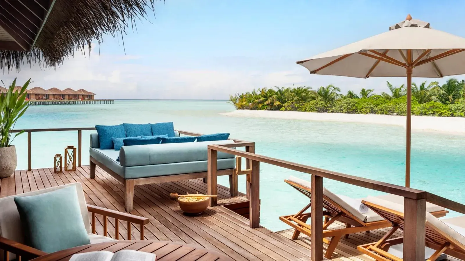 Terraza con asientos y vistas a la playa en Anantara Veli Maldives Resort