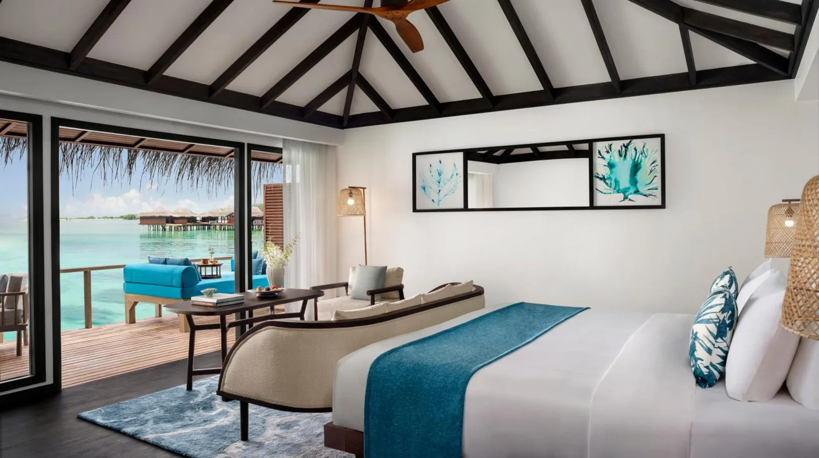 Interior lujoso de una suite en Anantara Veli Maldives Resort