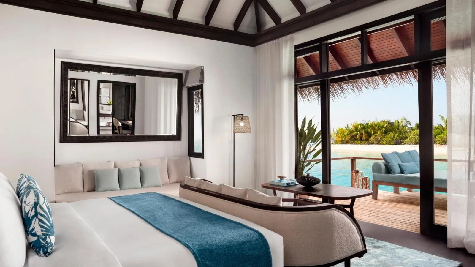 Habitación luminosa con vistas al océano en Anantara Veli Maldives Resort