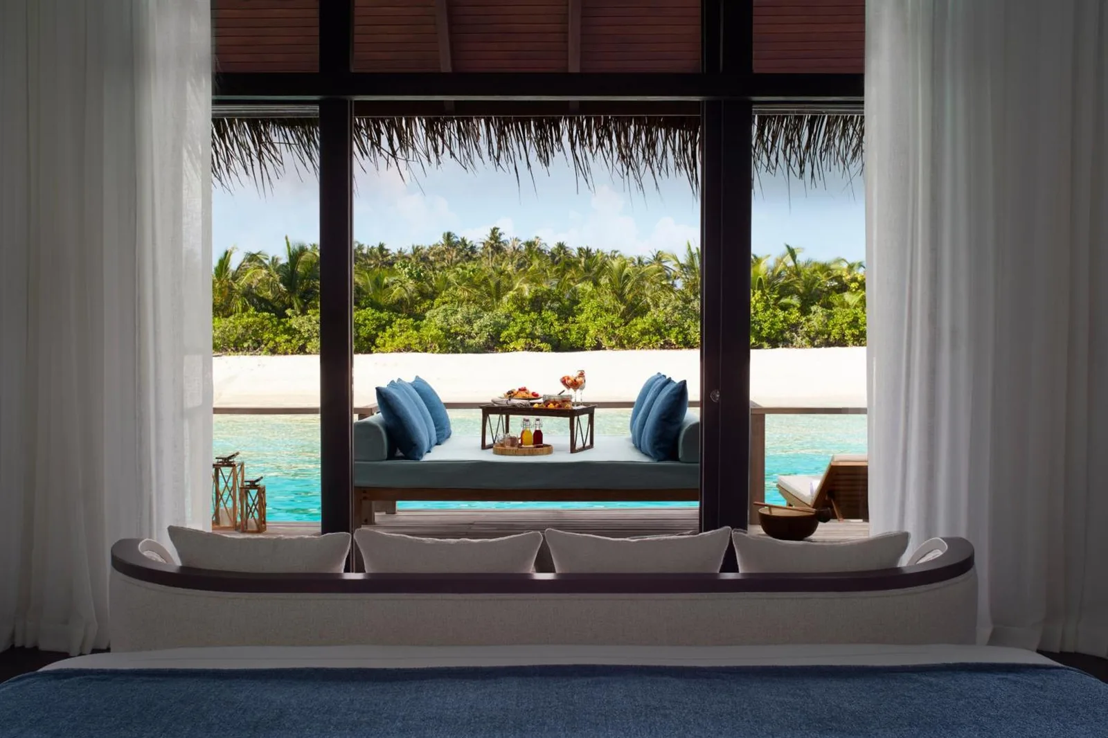 Vista desde la habitación en Anantara Veli Maldives Resort con asientos al aire libre