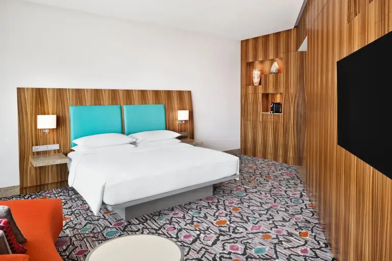 Gemütliches Gästezimmer im Andaz Capital Gate Abu Dhabi, By Hyatt