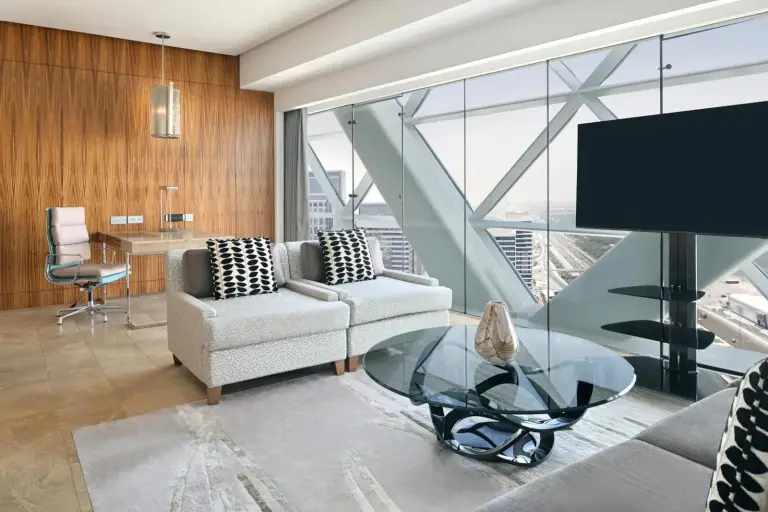 Wohnzimmer im Andaz Capital Gate Abu Dhabi, By Hyatt
