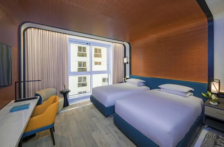 Acogedora habitación twin con diseño moderno en Andaz Dubai The Palm, By Hyatt