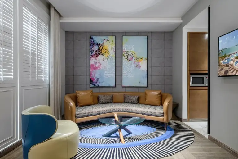 Andaz Family Suites by Hyatt, espace de vie avec œuvres d'art