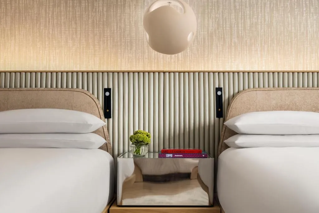 Andaz Miami Beach Resort & Spa modernes Nachttisch-Setup