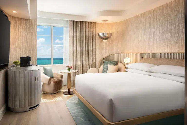 Andaz Miami Beach Resort & Spa Ocean View Room con luz natural