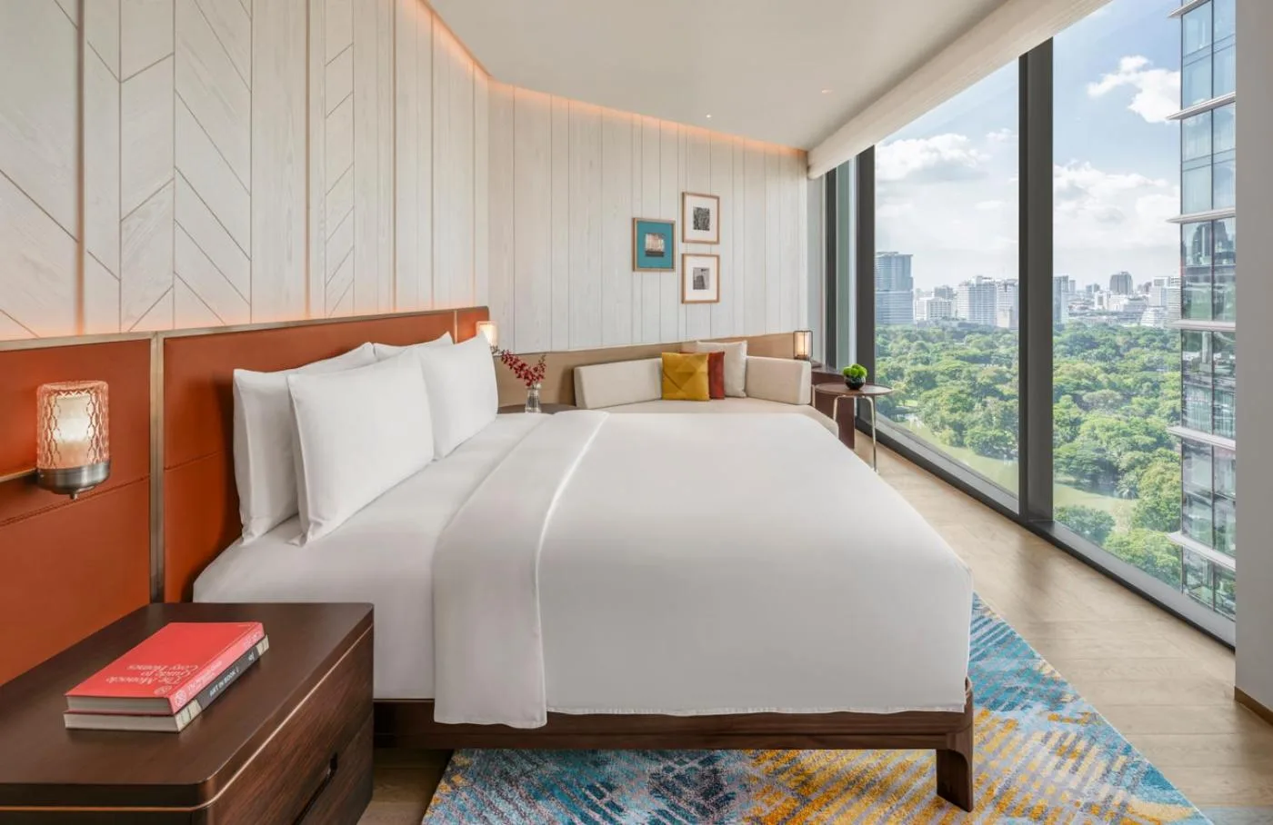 Dormitorio en una suite de Andaz One Bangkok by Hyatt
