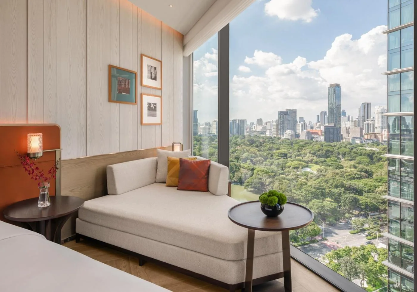 Rincón acogedor en la habitación de huéspedes de Andaz One Bangkok by Hyatt