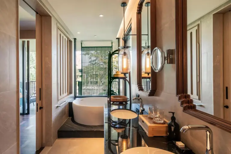 Vista elegante del baño en Andaz Pattaya Jomtien Beach, By Hyatt
